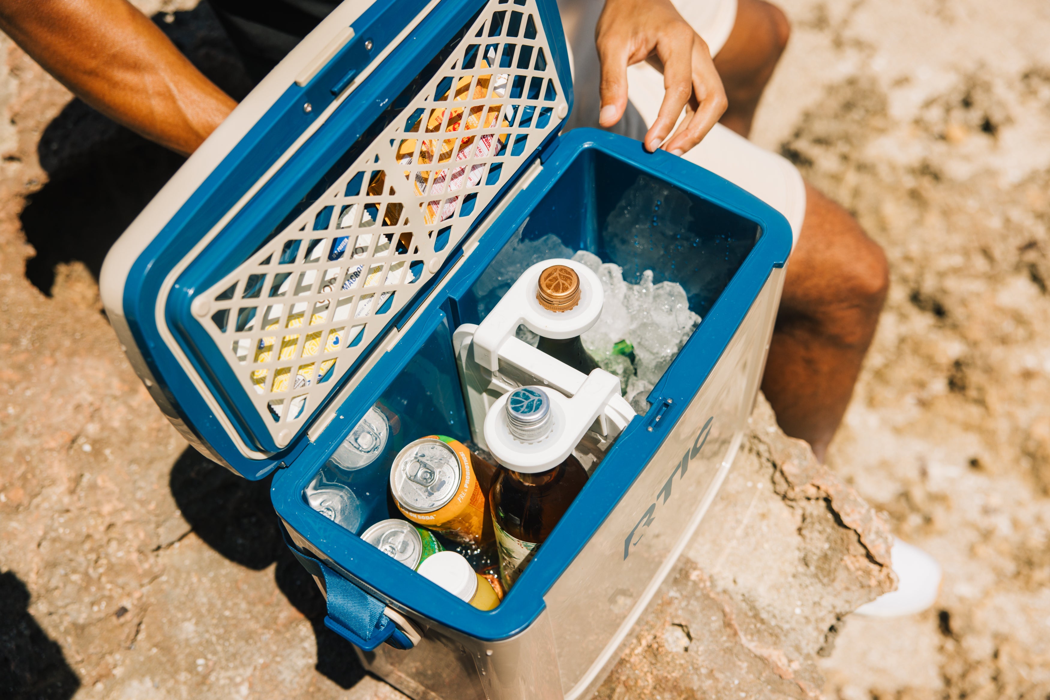 22 QT Ultra-Light Wheeled Cooler